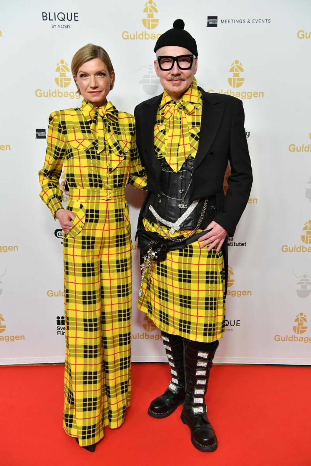 Cecilia Frode och designern Peter Englund. Cecilia Frode och designern Peter Englund på röda mattan på Guldbaggegalan 2020