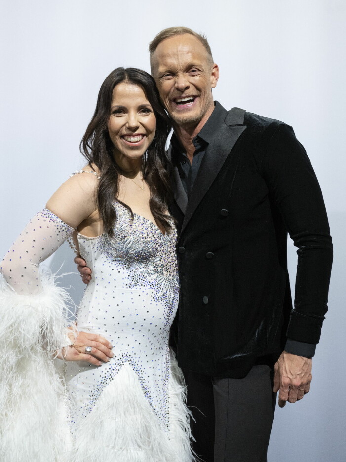 Charlotte med sin danspartner Tobias Karlsson. Kolla vilken fin gravidmage hon har! Foto: TT Charlotte Kalla och Tobias Karlsson i Let's dance