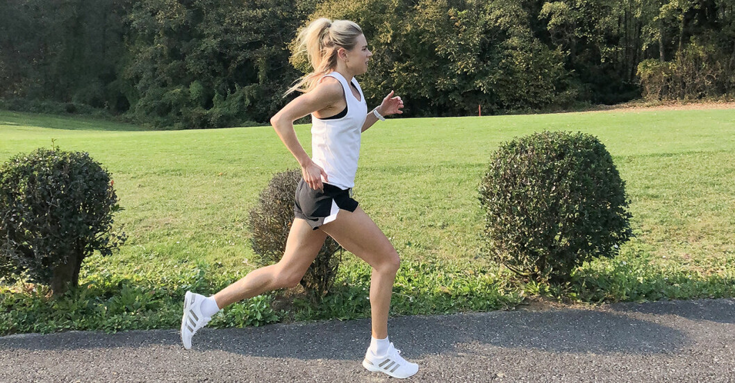 Charlotte Karlsson springer i naturen