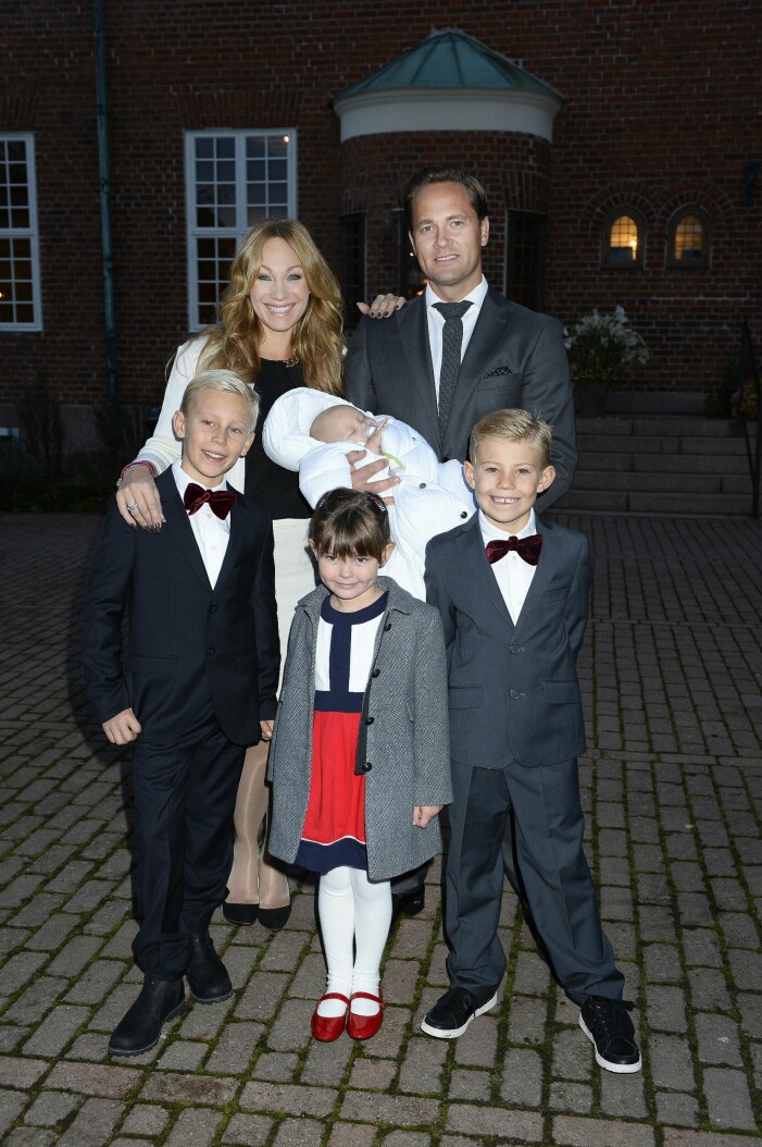 Genom åren har Charlottes barn hamnat på bild vid en rad tillställningar. Här ser vi hela familjen: Charlotte Perrelli, Anders Jensen och deras äldre barn på Adrians dop 2013. Charlotte Perrelli och maken Anders med sina barn 2013