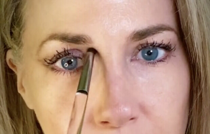 Make up-artisten Chele Spell målar sina ögon.