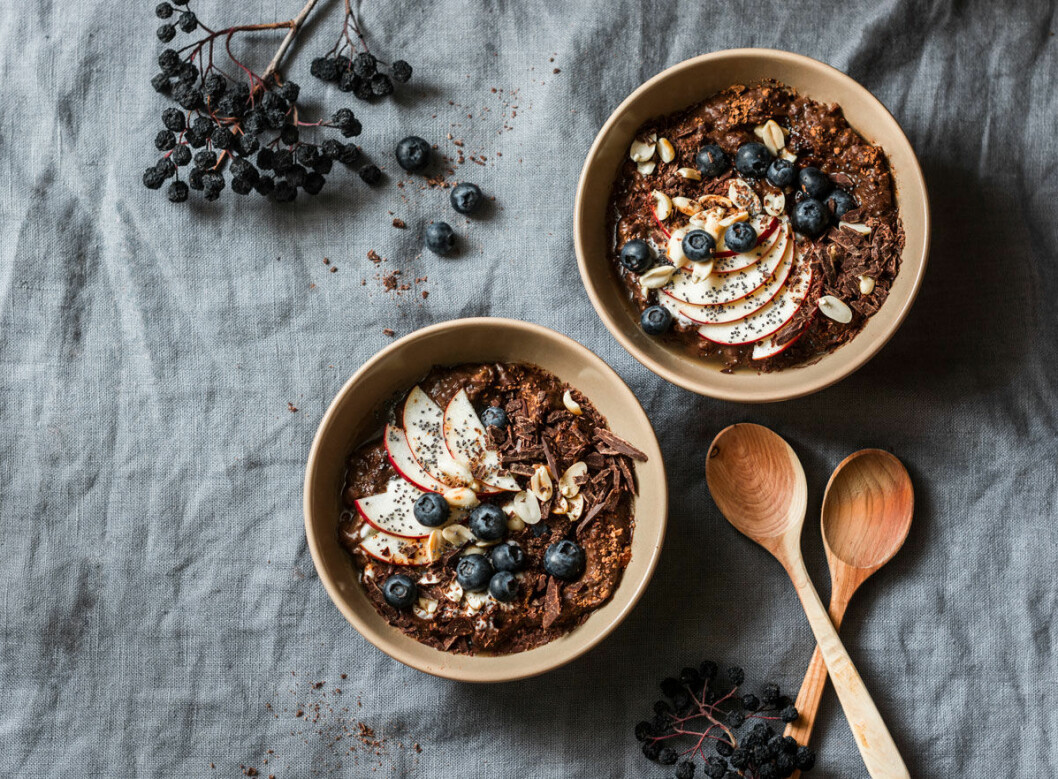 Overnight oats med choklad och nötter.