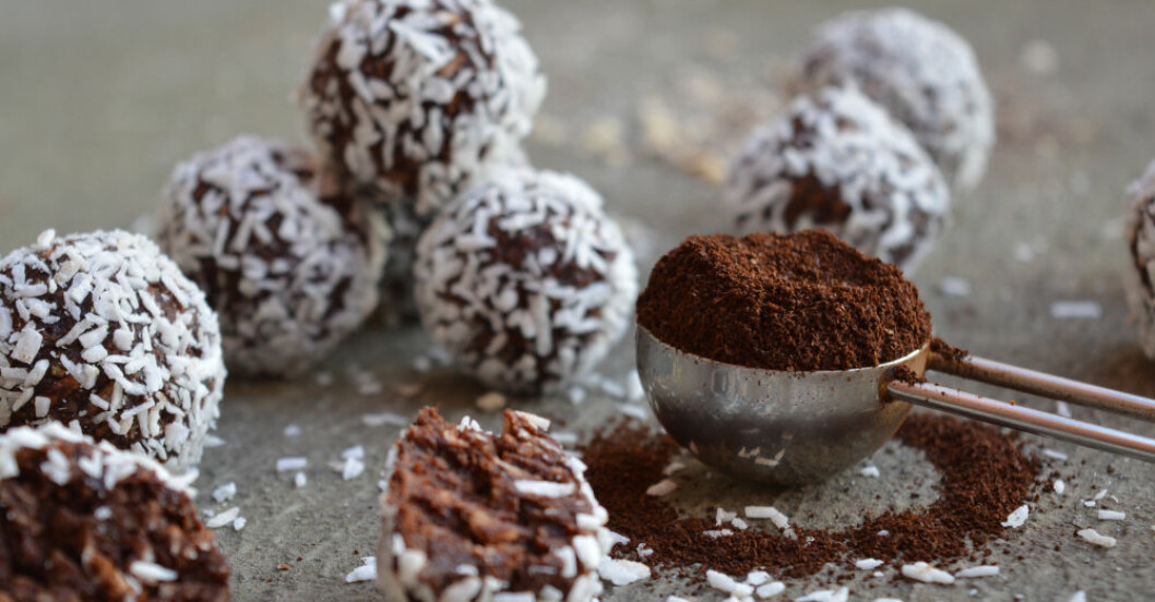 Chokladbollar med kokosflingor och kaffemått.