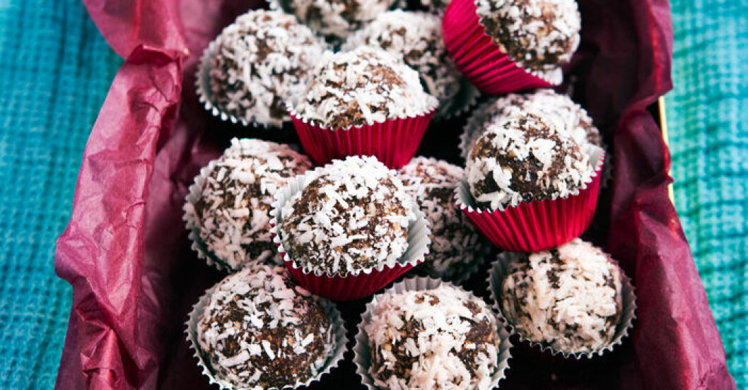 Chokladbollar på blå duk