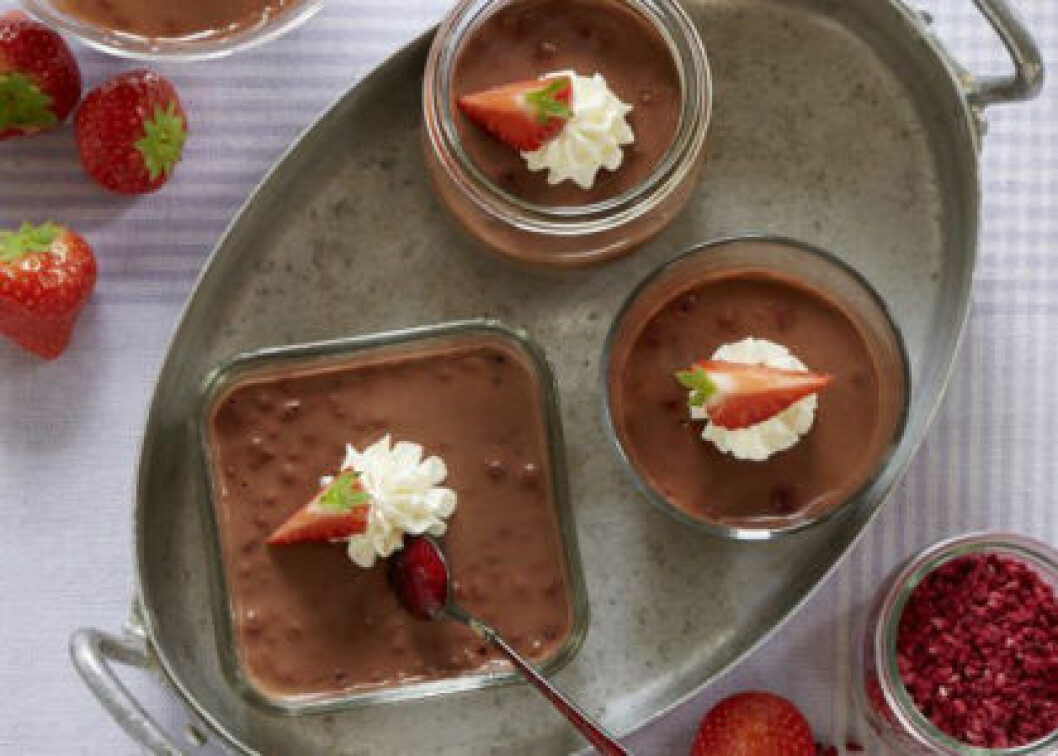 Toppa moussen med jordgubbar som gifter sig fint med den mörka chokladen. Mörk chokladmousse med jordgubbar