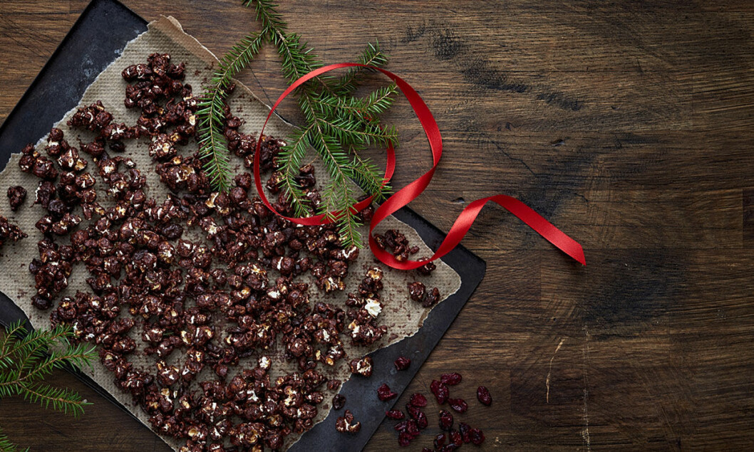 Recept och foto: <a href="https://www.ica.se/halsa/recept/chokladpopcorn-med-kanel-och-tranbar-721236/" target="_blank" rel="noopener">Ica</a> Chokladpopcorn med kanel och tranbär