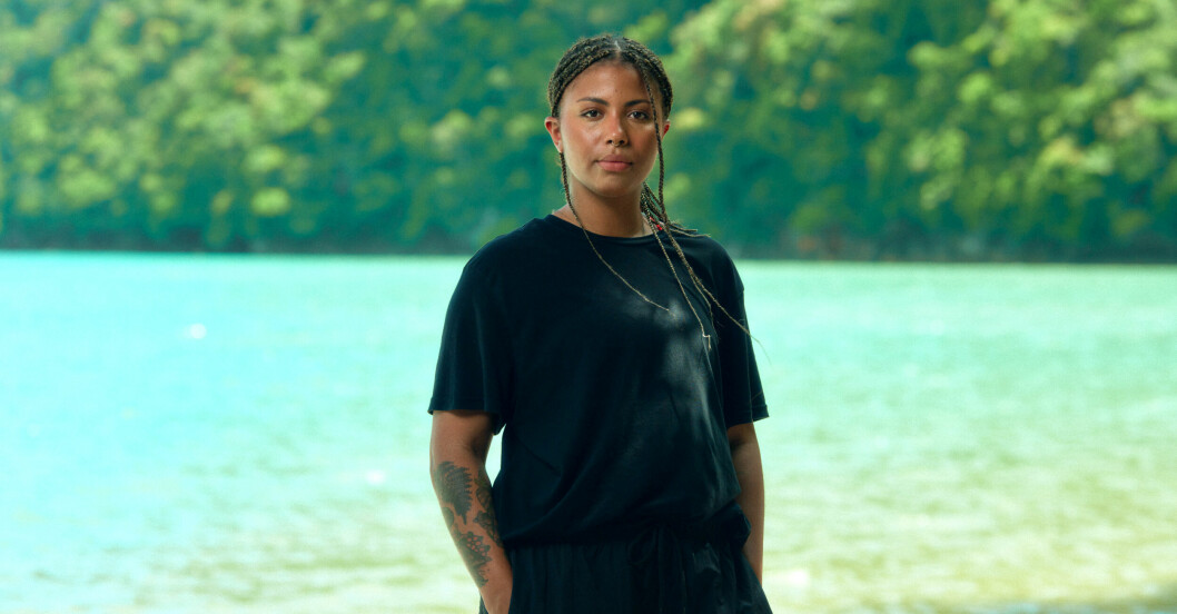 Deltagaren Christina Onuora har tagit med lektyr i form av Kafka att läsa på stranden.<br class=""><span class=" italic" data-lab-italic_desktop="italic">Foto: TV4.</span><br class=""> Christina Onuora