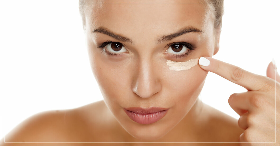 Kvinna som applicerar concealer.