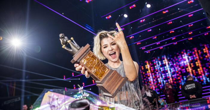 Cornelia Jakobs med låten <span class=" italic" data-lab-italic_desktop="italic">Hold me closer</span> tog hem segern i Melodifestivalen 2022. Nu är det dags att lämna över stafettpinnen. Förra årets vinnare Cornelia Jakobs på finalen av Melodifestivalen 2022