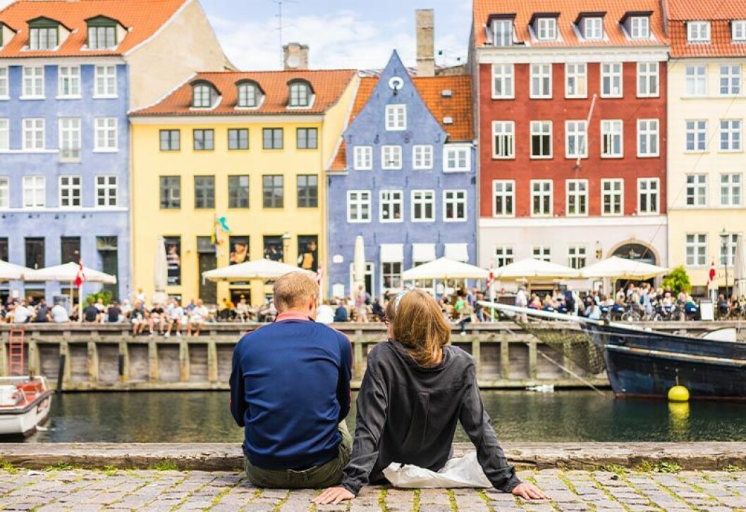 I Danmark dröjer det ett tag till innan man rör sig helt fritt igen.