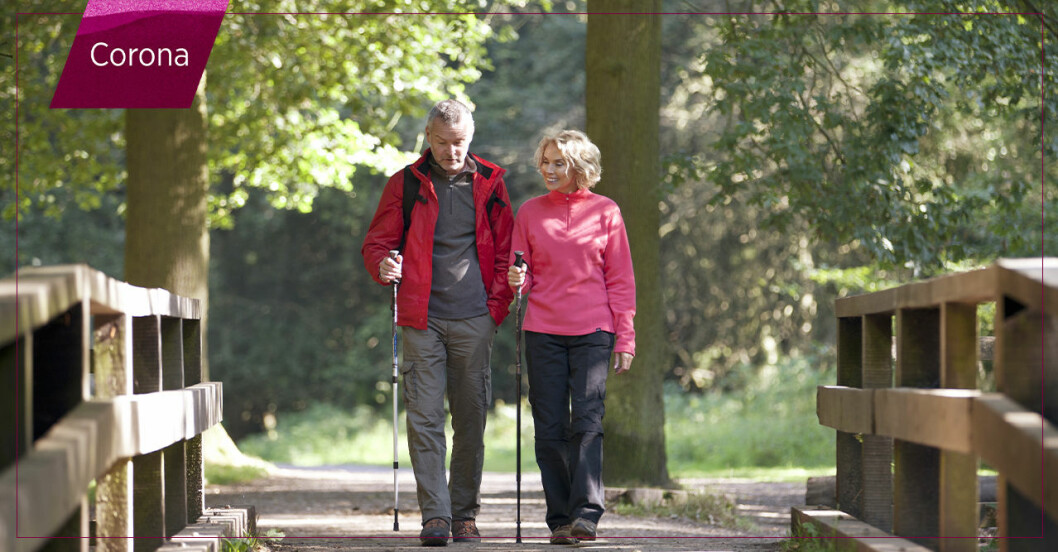 Äldre par ute på promenad i en park