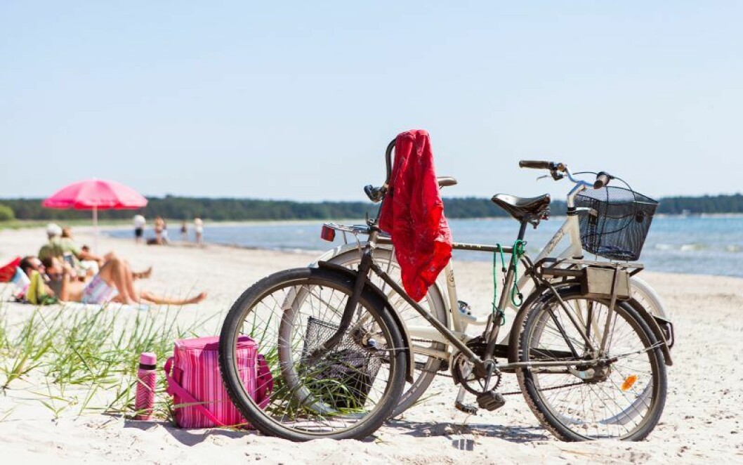 Jobba på flåset och stanna just där du vill längst vägen. Två cyklar på en strand