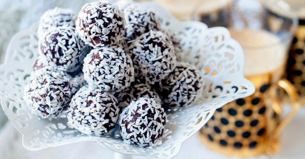 Kryddiga dadelbollar tar hand om sötsuget. Dadelbollar med kanel och kardemumma innehåller viktiga vitaminer, mineraler, antioxidanter och fibrer.