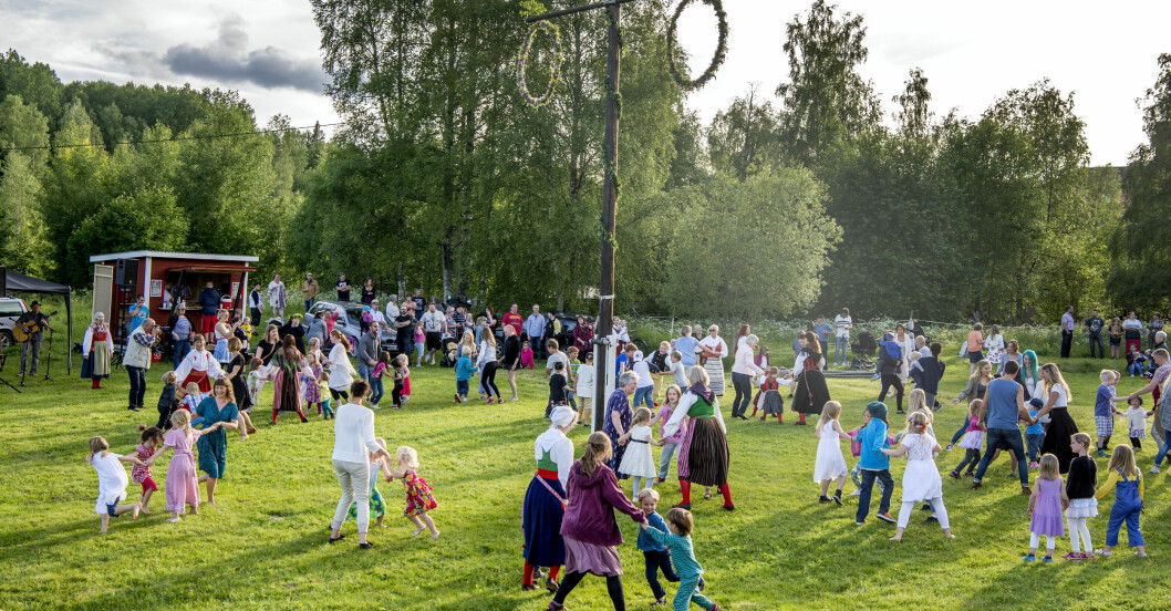 Midsommarstången symboliserar vårens spirande växtlighet. Människor som dansar runt en midsommarstång