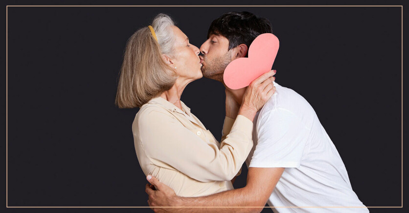 En kvinna och en yngre man pussas.
