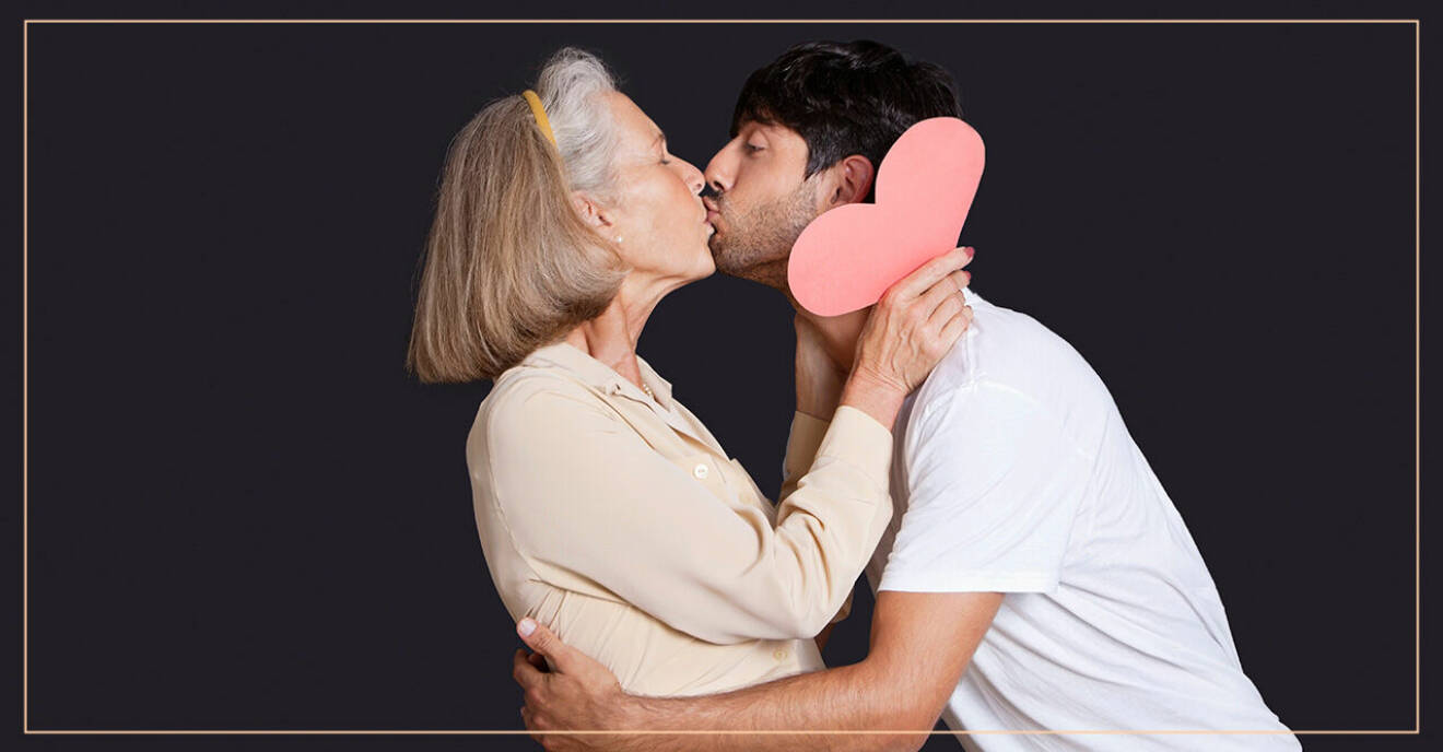 En kvinna och en yngre man pussas.