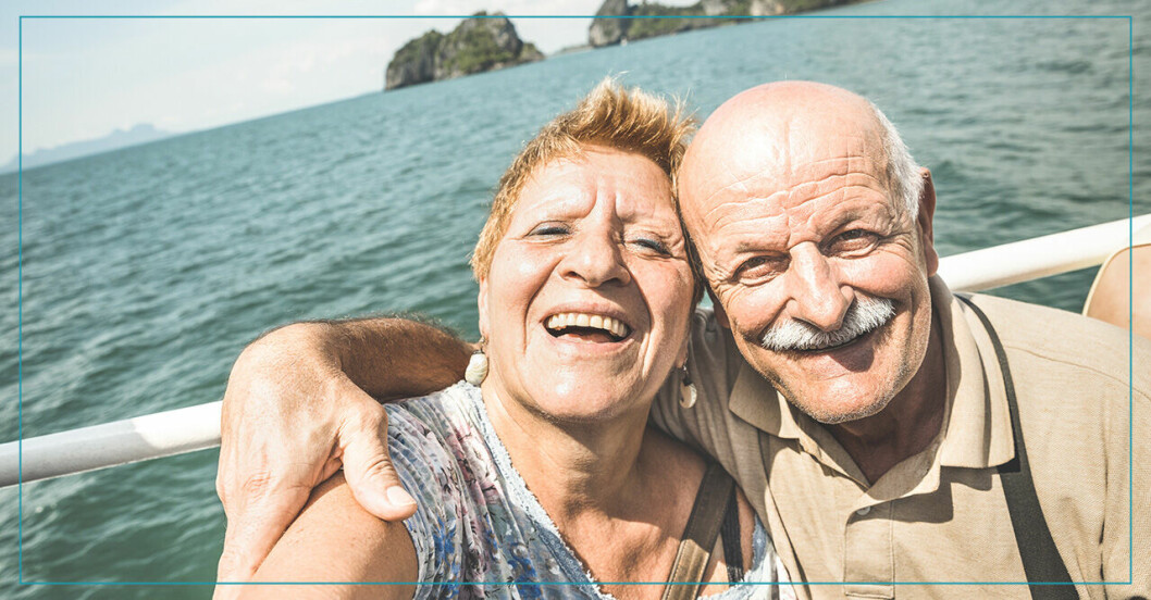 Äldre par på båt i Thailand