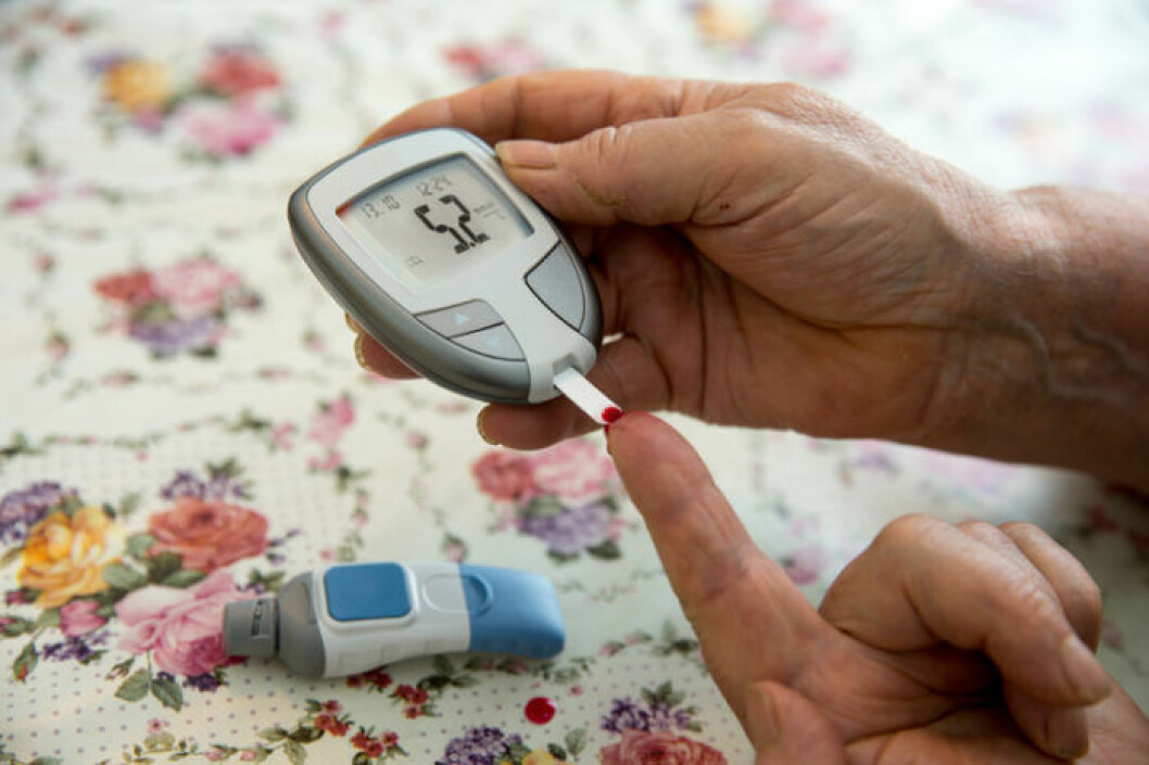 Många med diabetes typ 2 har även högt blodtryck. Bild: IBL Bildbyrå Kvinna kontrollerar sitt blodsocker med hjälp av ett stick i fingret.