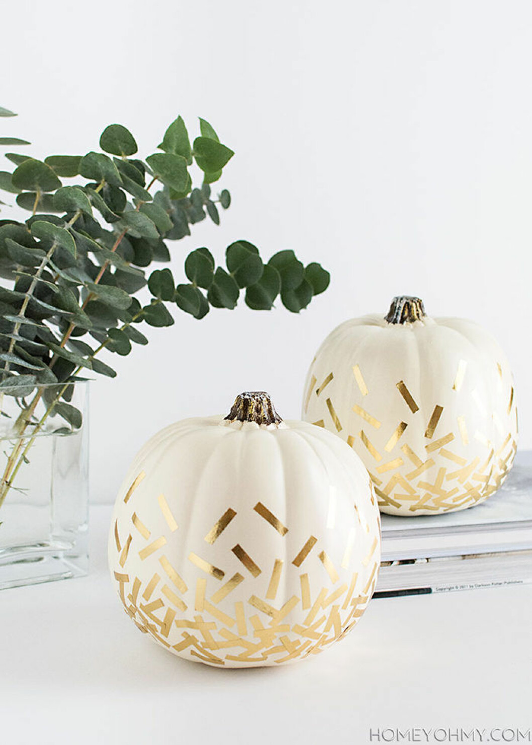 Foto: <a href="http://www.homeyohmy.com/diy-confetti-pumpkins/" target="_blank" rel="noopener">Homey Oh My</a> DIY-pumpa med konfetti till halloween