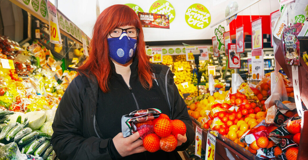 För att klara av att gå och handla måste Katrin ha på sig masken. Katrin Ökvist från Luleå lider av sensorisk hyperreaktivitet, doftöverkänslighet, och tvingas ha mask.