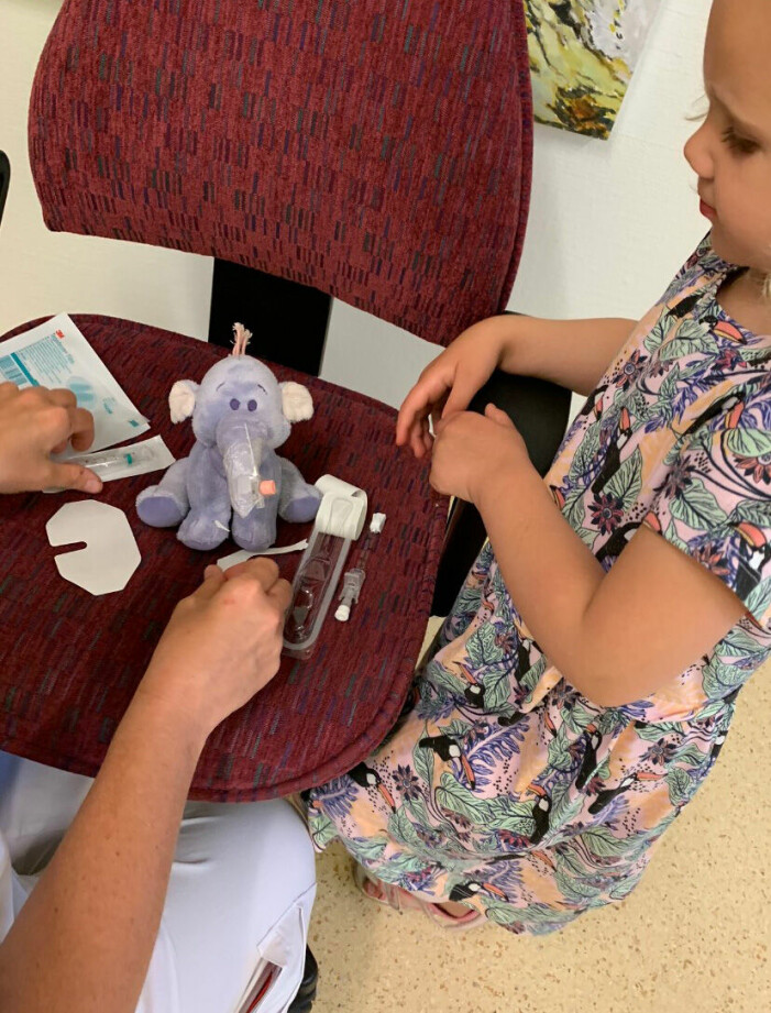 Annes dotter plåstrar om en elefant på onkologen. Annes dotter plåstrar om en elefant på onkologen.