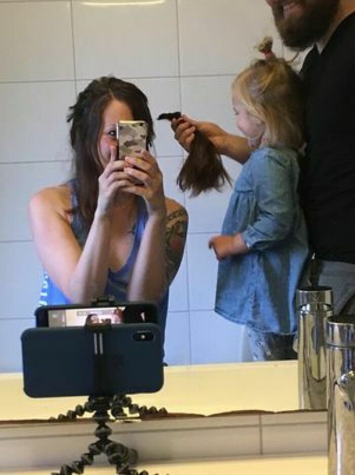 Saras dotter fick hjälpa till att raka av håret. Saras dotter fick hjälpa till att raka av håret.