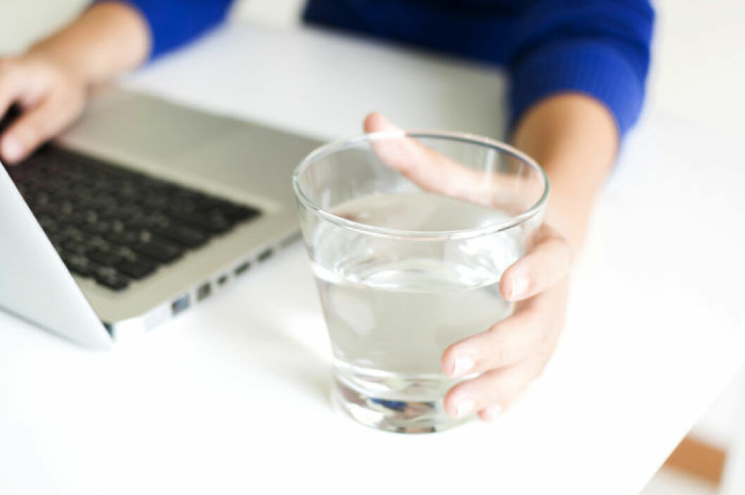 Bild: Shutterstock/IBL glas med vatten på skrivbord vid dator
