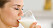 kvinna dricker ärtdryck – men vilken mjölkdryck är bäst?