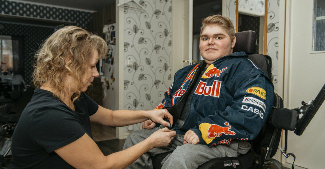 Marcus var fem år när han fick diagnosen Duchennes muskeldystrofi. Hans muskler blir långsamt svagare och i dag behöver han hjälp med det mesta i vardagen. Här hjälper mamma Lena honom att stänga jackan. Marcus har Duchennes muskeldystrofi