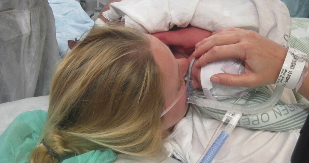 Den 26 maj var Maja så pass stark i sin arm och hand att hon utan problem kunde hålla sin son efter att han förlösts med kejsarsnitt. Foto: Jennifer Glans Maja, som fick en stroke, får äntligen hålla sin son i famnen.