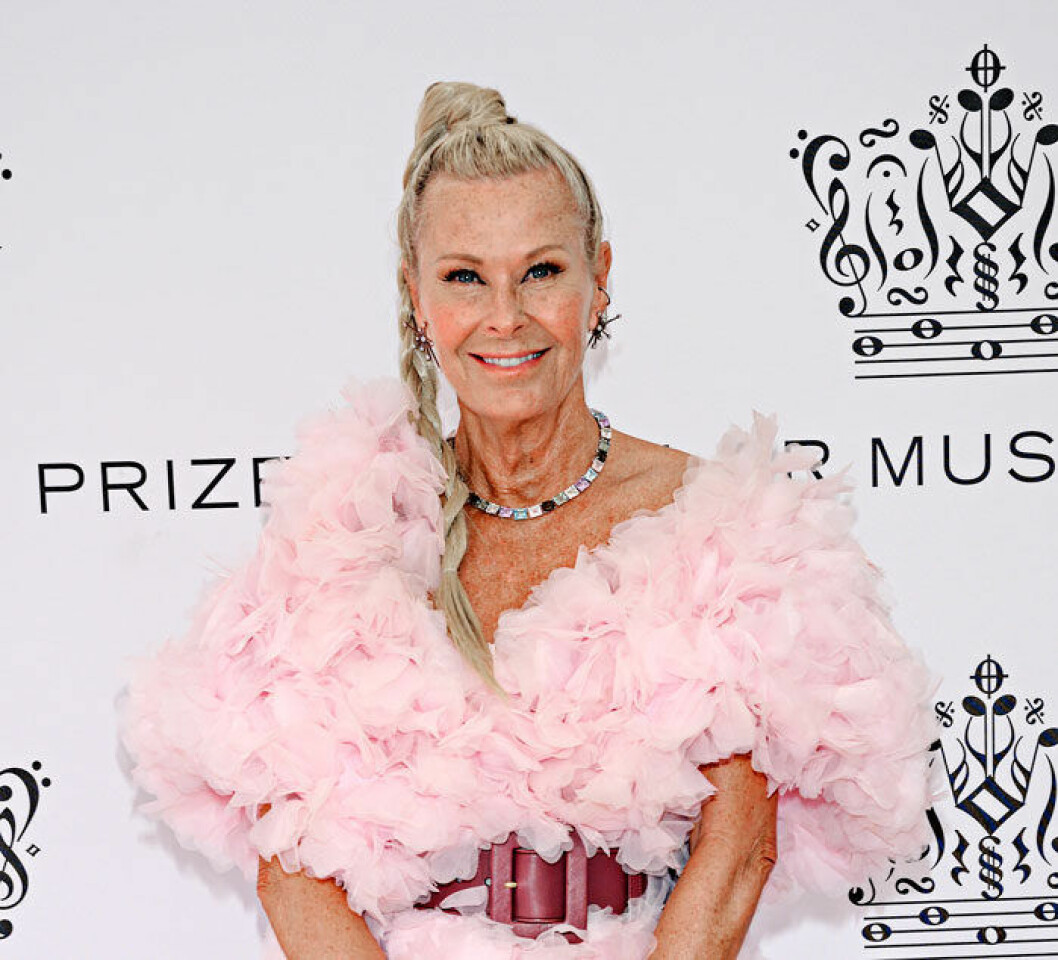 Efva Attling designade själv det Rosa bandet 2017. Efva Attling drabbades av bröstcancer.