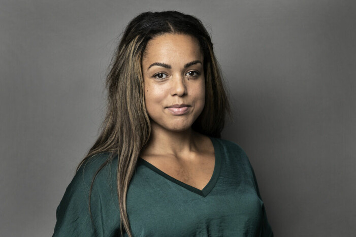 Retorikexperten Elaine Eksvärd hör att allt fler extroverta personer efter pandemin känner sig mer som introverta. Foto: TT. Retorikexperten Elaine Eksvärd tittar in i kameran