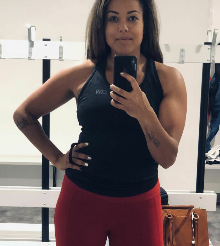 Styrketräning i kombination med bålövningar har gjort att Elaines inkontinensproblem har blivit mildare. Foto: Privat. Elaine Eksvärd i gymmet