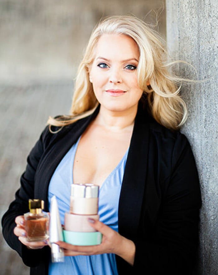 Elin är auktoriserad hudterapeut och skönhetsbloggare, du kan följa henne på elinfagerberg.se elin fagerberg