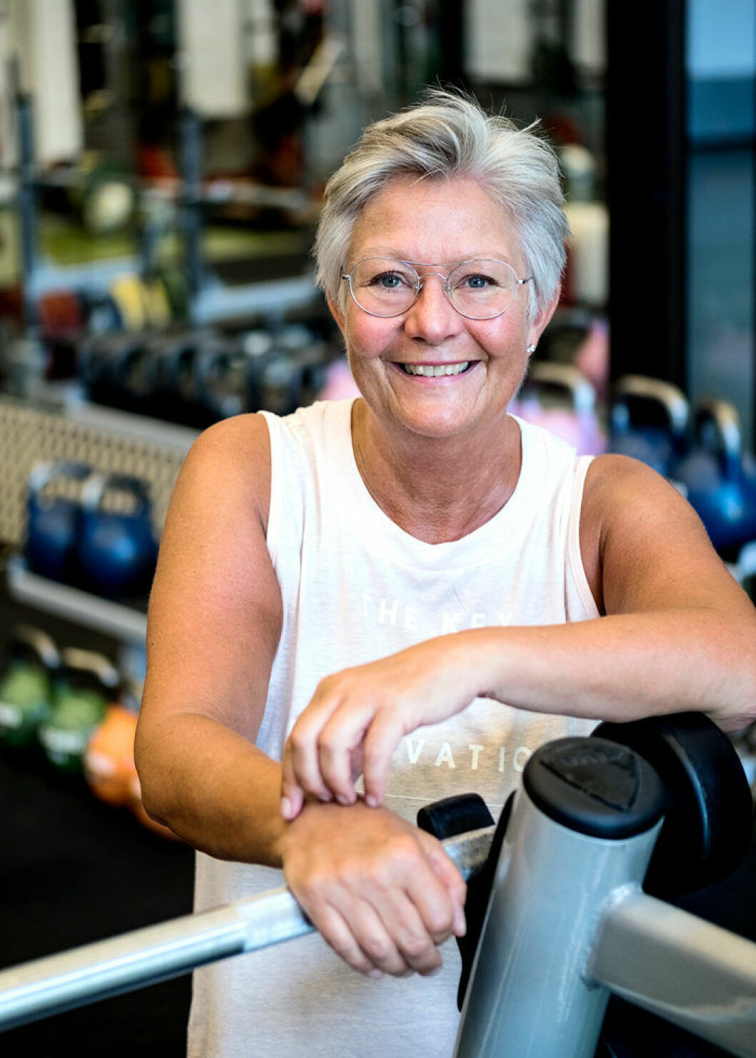 Elisabeth Frejds man tycker också att hon har blivit gladare och piggare nu.