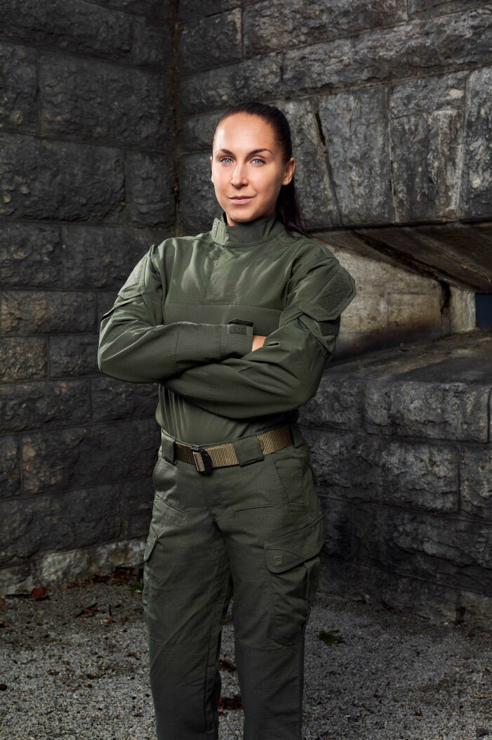 Elin Härkonen. Foto: Jakob Dahlström/TV4. Elin Härkonen i programmets militäruniform