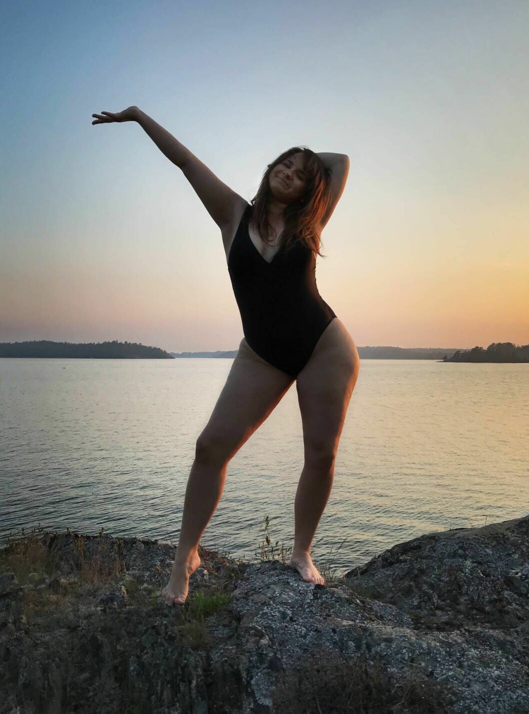 Tack kroppen, tack för att du finns för mig – varje dag. Elvira står på en klippa i baddräkt och är glad