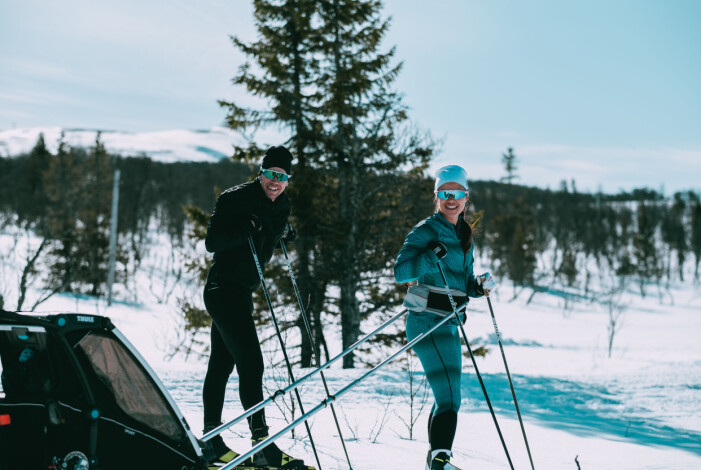 Emil och Anna i skidspåret. Emil och Anna Jönsson Haag i skidbacken