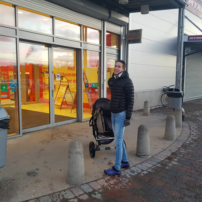 Tre månader efter olyckan kunde Emma gå och handla med Wilma i vagnen. Emma och Wilma i barnvagn.