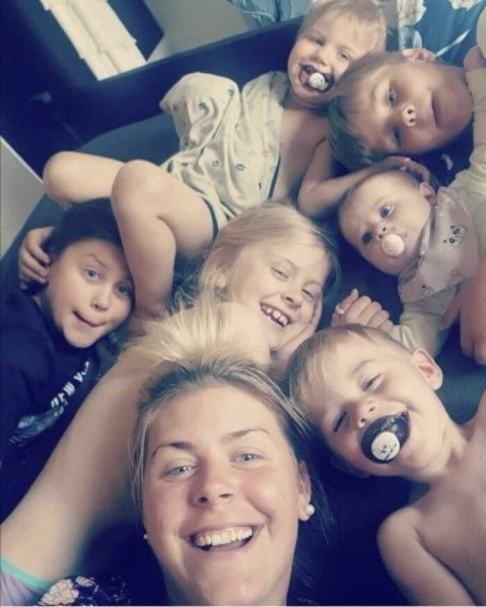 Som en superhjälte förde Emma Schols alla i säkerhet, men blev svårt skadad under insatsen. Foto: Privat Emma Schols och barnen