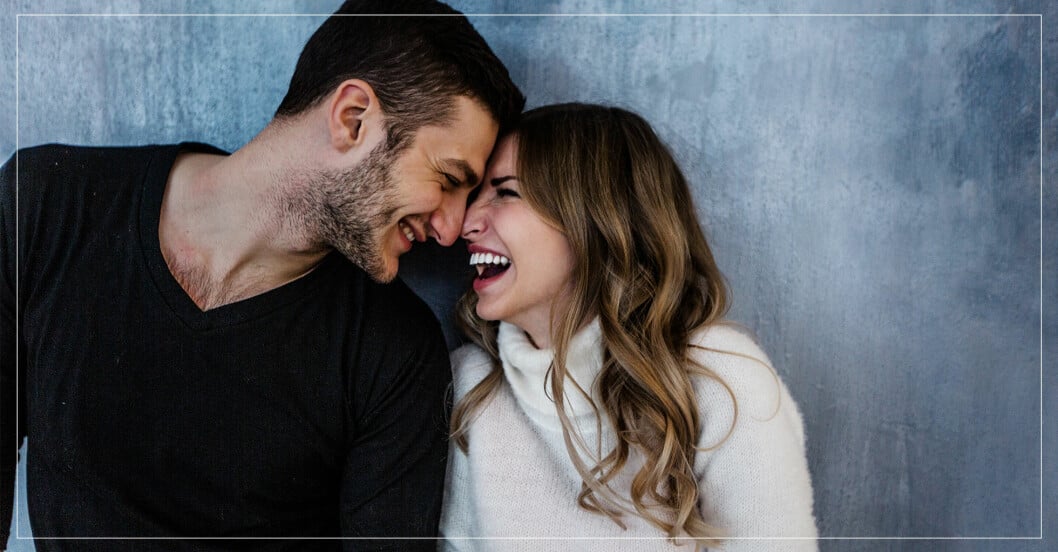 En man och kvinna tittar kärleksfullt på varandra och skrattar.