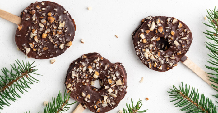 Julgodis som du enkelt gör klubbor av om du vill genom att lägga sätta fast skivorna på glasspinnar. Enkelt julgodis: Chokladdoppade äppelskivor