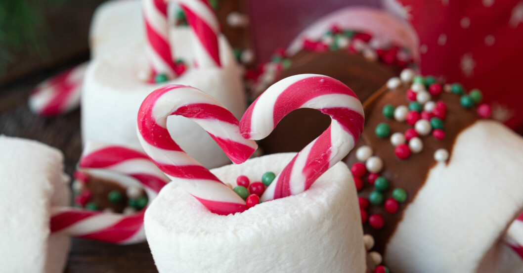 Välj själv vad du vill dekorera ditt enkla julgodis med, välj nötter om du vill göra det lite nyttigare. Enkelt julgodis: chokladdoppade marshmallows
