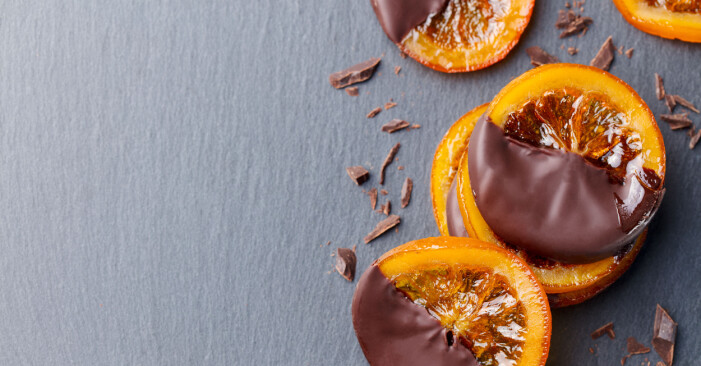 Julgodis som både är gott och fint att se på. Toppa med hackade nötter eller kokos om du vill. Enkelt julgodis: Kanderade apelsinskivor i choklad