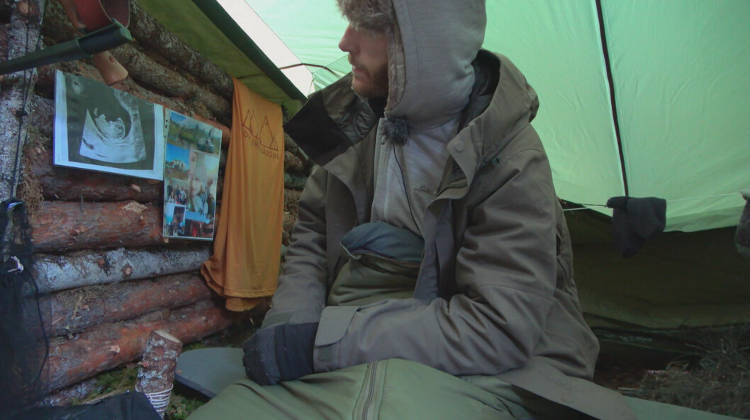 I sitt läger hade Daniel en bild från ultraljudet, där man ser lilla Tuva när hon fortfarande ligger i magen. Daniel Blomé i sitt läger i Ensam i vildmarken.