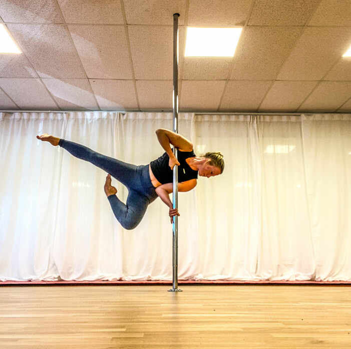 ”Första gången jag testade pole dancing tänkte jag ’hmm, jag var inte så dålig på detta’. Jag tror att det var just det som gjorde att jag vågade på ett pass till”, säger Erika erika tränar pole dancing