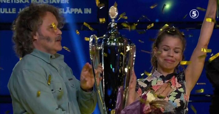 Erik och Lotta när de vunnit frågesportprogrammet <span class=" italic" data-lab-italic_desktop="italic">Alla mot alla. </span>Foto: Kanal 5. Erik Haag och Lotta Lundgren när de vunnit frågesportprogrammet Alla mot alla
