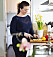 Eva-Lotta Ryd har fått ett nytt liv med antiinflammatorisk kost. Här lagar hon mat i sitt kök.