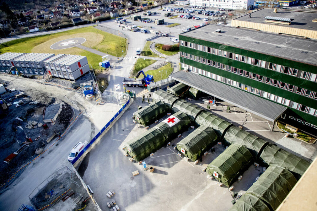 Utanför Östra sjukhuset i Göteborg har militären byggt upp ett fältsjukhus som extraresurs under coronakrisen. Dfältsjukhuset utanför Östra Sjukhuset i Göteborg under coronakrisen