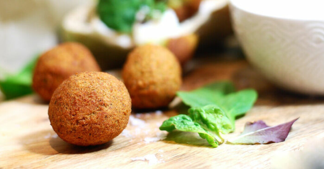 Falafel med yoghurt- & vitlökssås. Falafel i pitabröd med yoghurt- & citronsås.
